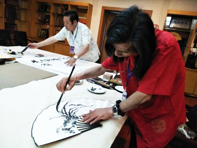 冯雪林老师和花鸟画名家邵斌老师合作创作扇面书画